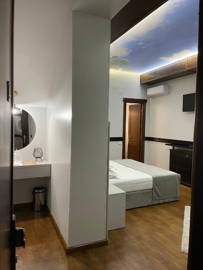 Large Double or Twin Room without natural light
